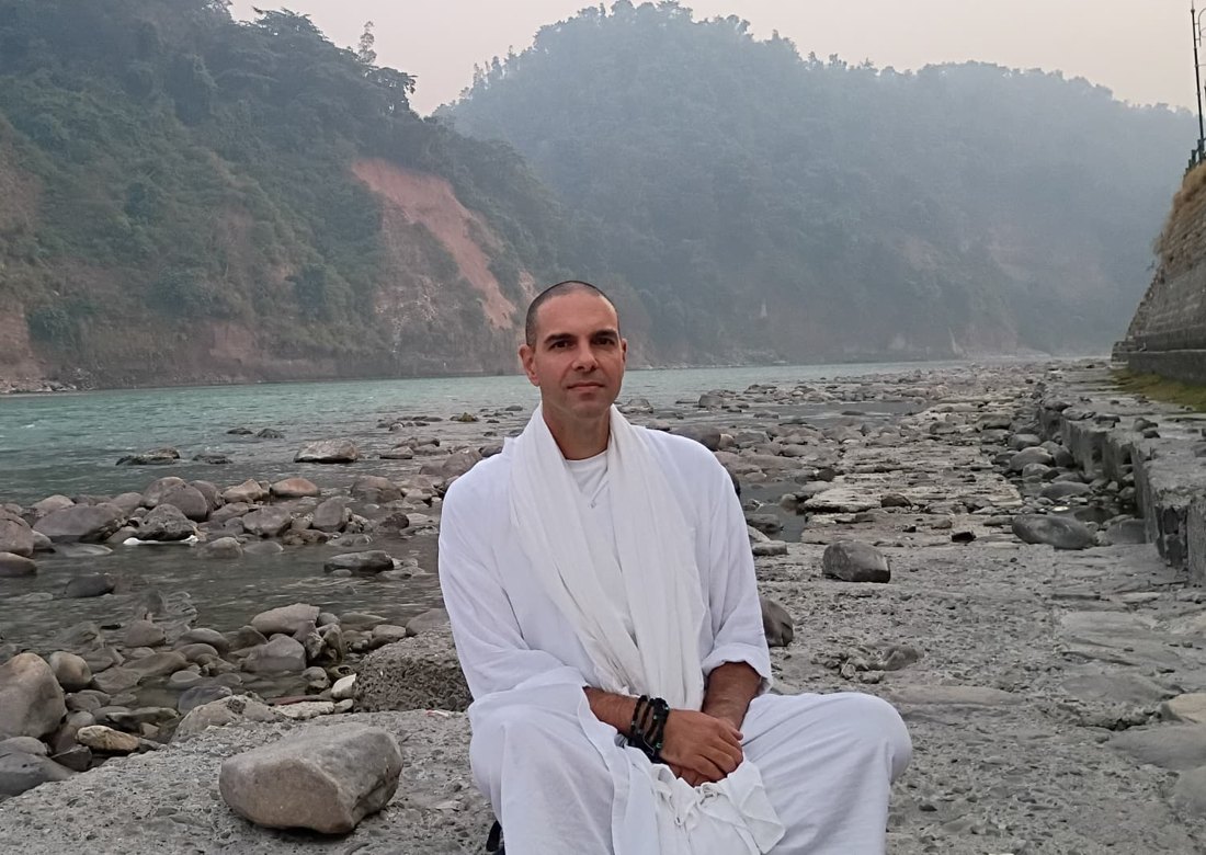 Sahaja Bodha seated beside the Ganges in Rishikesh